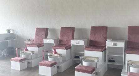 Sillas rosadas en FIORE Nails Studio, Caucel, Yucatán, MX para pedicuras de lujo.