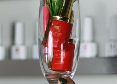 Esmaltes de gel rojos en FIORE Nails Studio, Caucel, Yucatán, MX, ideales para un acabado profesional.