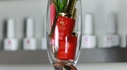 Esmaltes de gel rojos en FIORE Nails Studio, Caucel, Yucatán, MX, ideales para un acabado profesional.