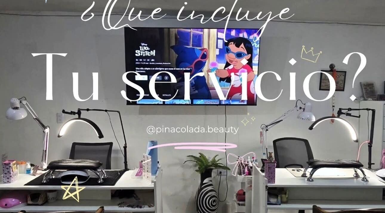 Estación de servicio en Aurora Zombie, Mérida, Yucatán, MX, mostrando lámparas y decoraciones.