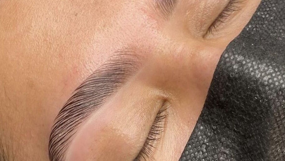 Sourcils sculptés chez Glow_Lynn_ à Paron, Bourgogne-franche-comté, FR, mettant en valeur la beauté naturelle.