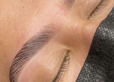Sourcils sculptés chez Glow_Lynn_ à Paron, Bourgogne-franche-comté, FR, mettant en valeur la beauté naturelle.