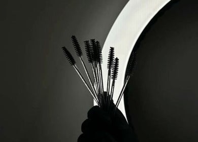 Brosses à mascara chez Glow_Lynn_ à Paron, Bourgogne-franche-comté, FR, devant un miroir moderne.
