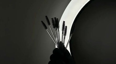 Brosses à mascara chez Glow_Lynn_ à Paron, Bourgogne-franche-comté, FR, devant un miroir moderne.