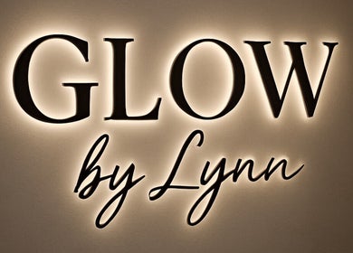 Enseigne lumineuse de Glow_Lynn_ à Paron, Bourgogne-franche-comté, FR, mettant en valeur le nom élégant.