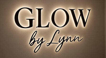 Enseigne lumineuse de Glow_Lynn_ à Paron, Bourgogne-franche-comté, FR, mettant en valeur le nom élégant.