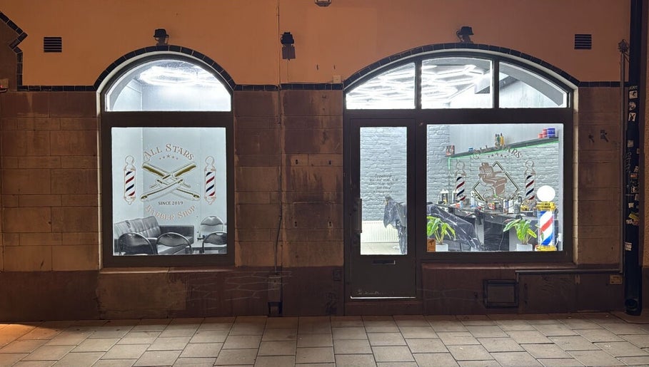 Bm cutzz eleganta fasad i Stockholm, Stockholms Län, SE, med stilfulla barberarverktyg i skyltfönstret.