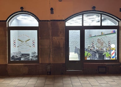 Bm cutzz eleganta fasad i Stockholm, Stockholms Län, SE, med stilfulla barberarverktyg i skyltfönstret.