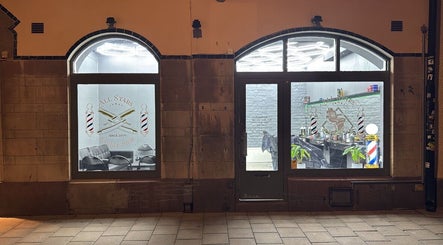 Bm cutzz eleganta fasad i Stockholm, Stockholms Län, SE, med stilfulla barberarverktyg i skyltfönstret.