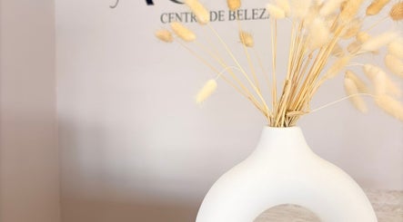 Decoração natural em vaso branco no Aura - Centro de beleza, Pinhal Novo, Setúbal, PT.
