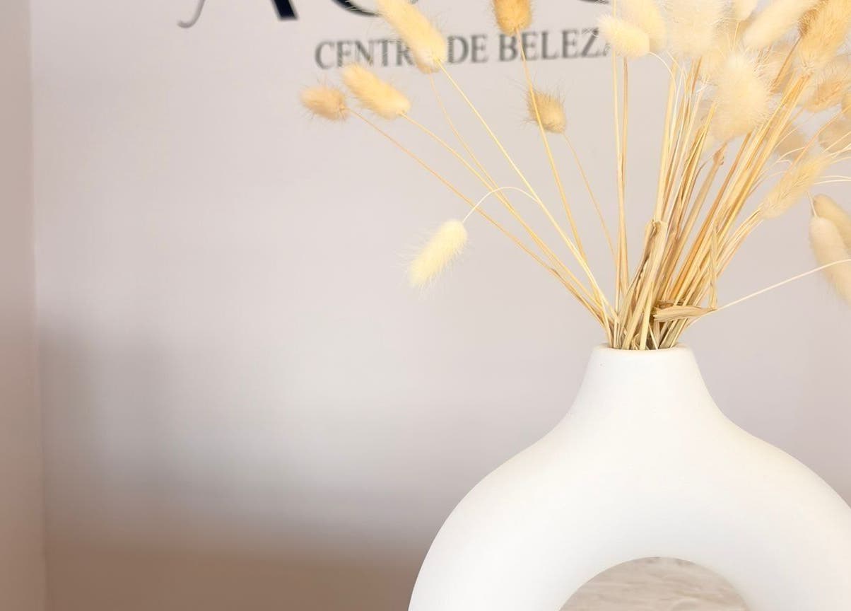 Decoração elegante em vaso branco no Aura - Centro de beleza, Pinhal Novo, Setúbal, PT.