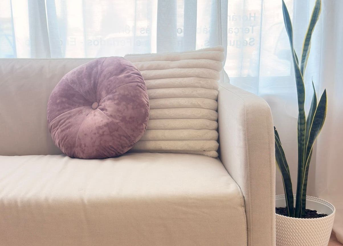 Sofá elegante com almofadas no Aura - Centro de beleza, Pinhal Novo, Setúbal, PT.