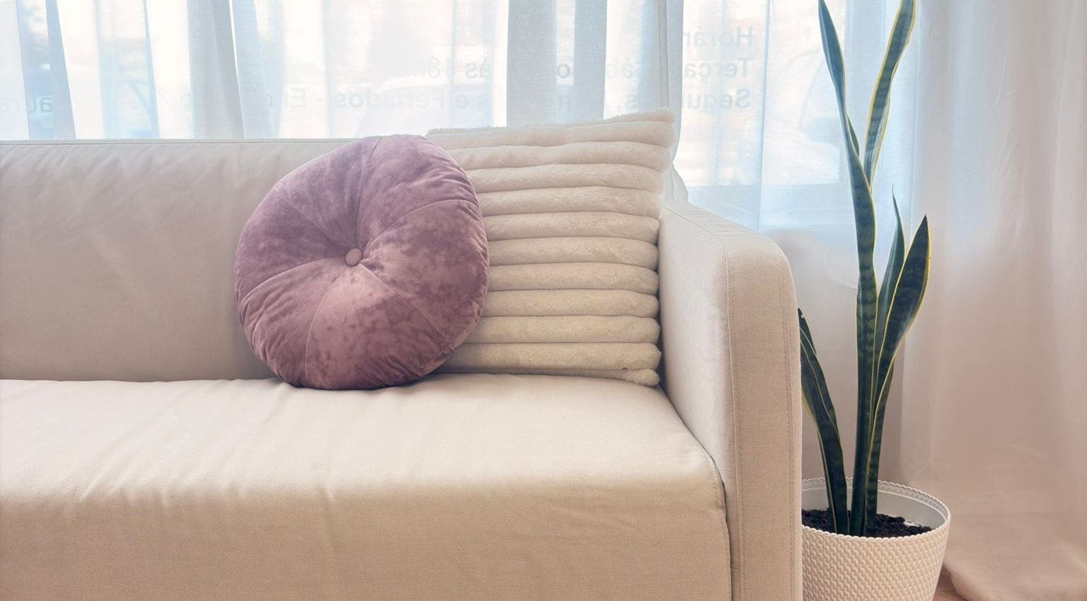 Sofá elegante com almofadas no Aura - Centro de beleza, Pinhal Novo, Setúbal, PT.