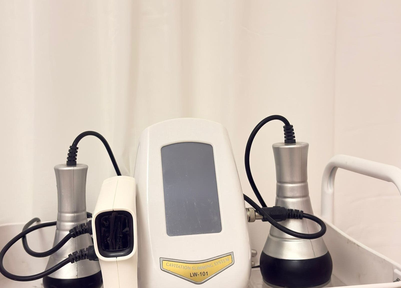 Equipamento de cavitação no Aura - Centro de beleza, Pinhal Novo, Setúbal, PT, para tratamentos modernos.