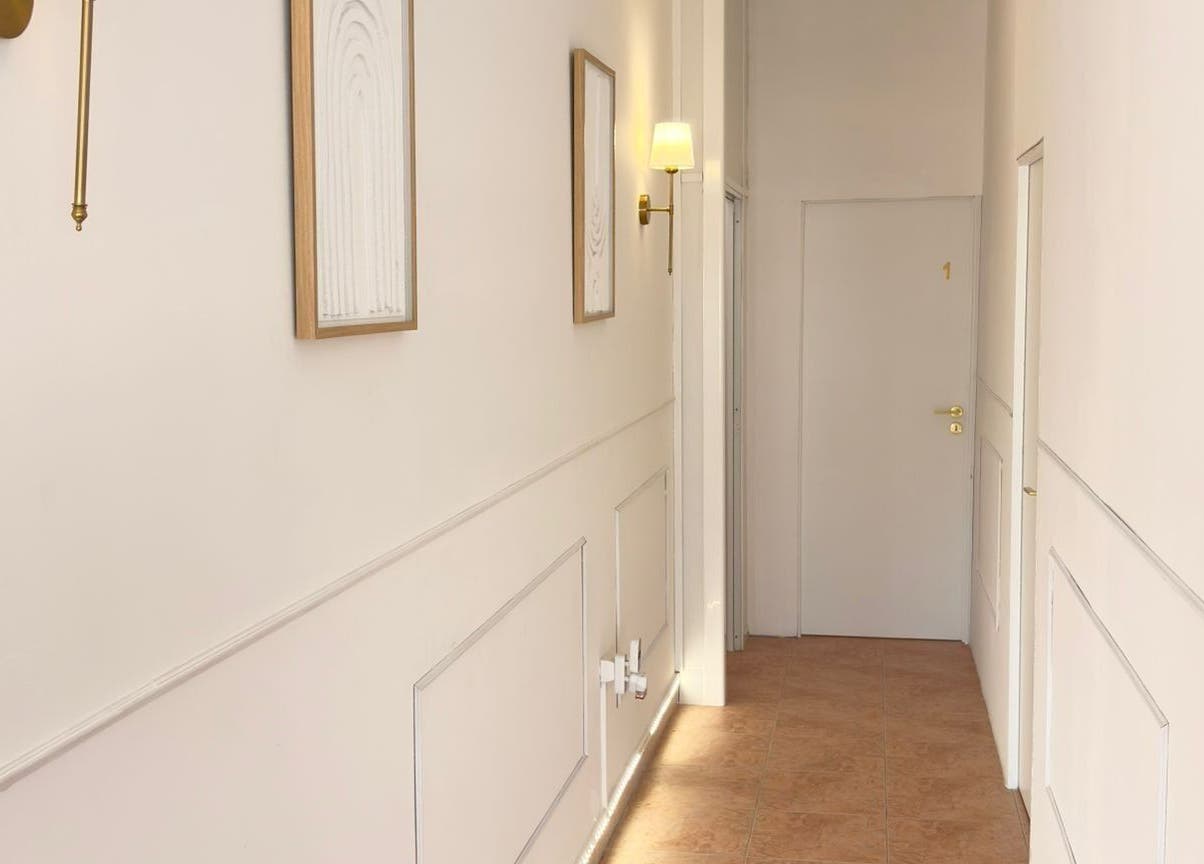 Corredor iluminado em Aura - Centro de Beleza, Pinhal Novo, Setúbal, PT.