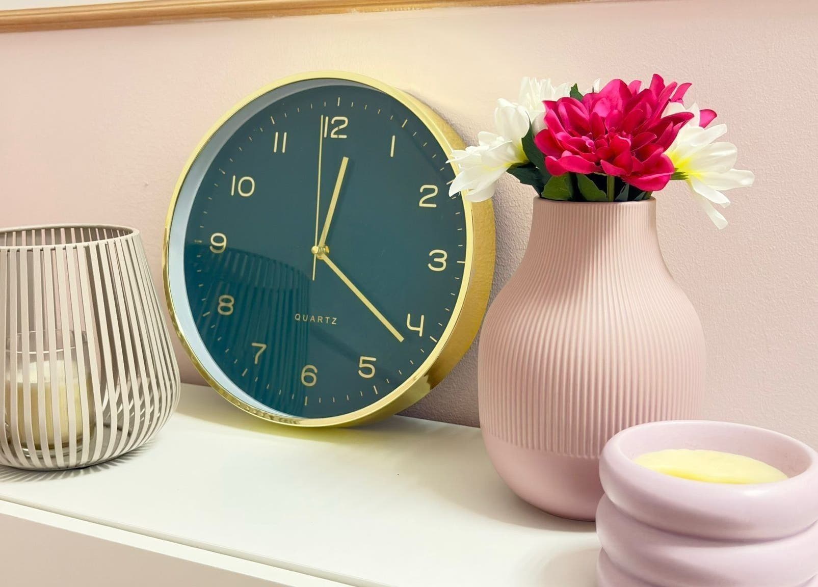 Decoração refinada em Aura - Centro de beleza, Pinhal Novo, Setúbal, PT, com flores e relógio moderno.