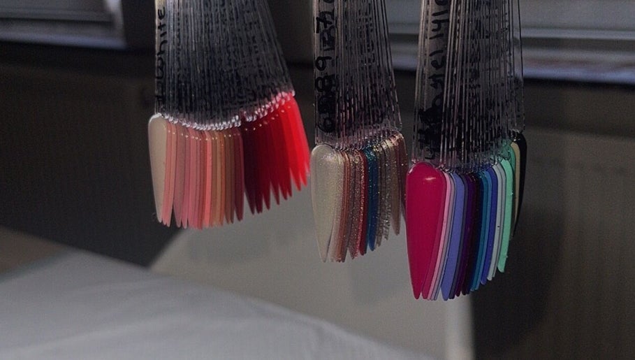 Nagelpallets met diverse kleuren bij Bella Cura salon in Ronse, Vlaanderen, BE. Perfecte selectie voor elke nagelsessie.