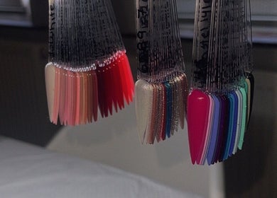 Nagelpallets met diverse kleuren bij Bella Cura salon in Ronse, Vlaanderen, BE. Perfecte selectie voor elke nagelsessie.