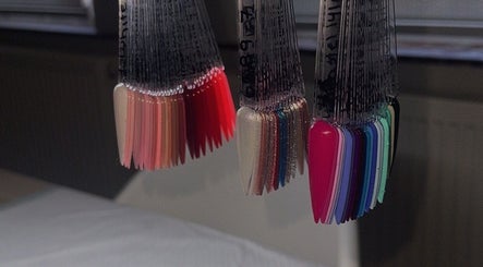 Nagelpallets met diverse kleuren bij Bella Cura salon in Ronse, Vlaanderen, BE. Perfecte selectie voor elke nagelsessie.