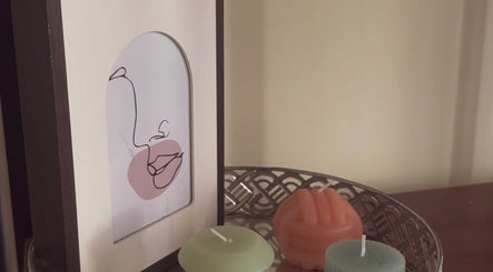 Decoratieve kaarsen en kunstwerk bij Bella Cura salon in Ronse, Vlaanderen, BE voor ontspanning.