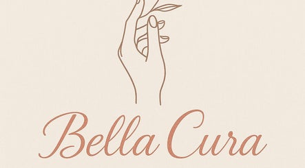 Handgetekend logo van Bella Cura salon in Ronse, Vlaanderen, BE toont elegante lijnen en stijl.