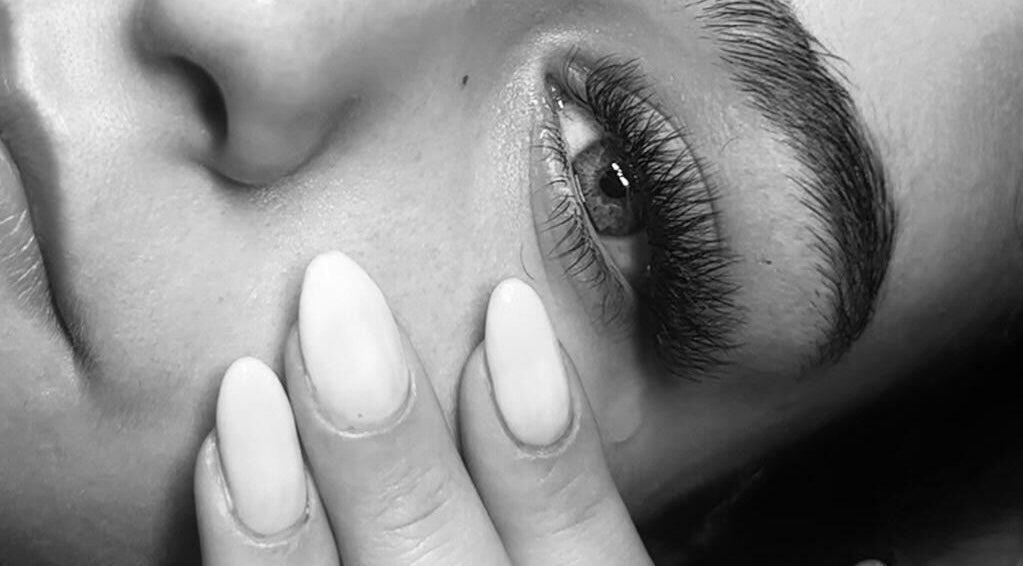 Close-up de olhos e unhas em MM Glow Studio By Miriam Madeira, Évora, Distrito De Évora, PT.