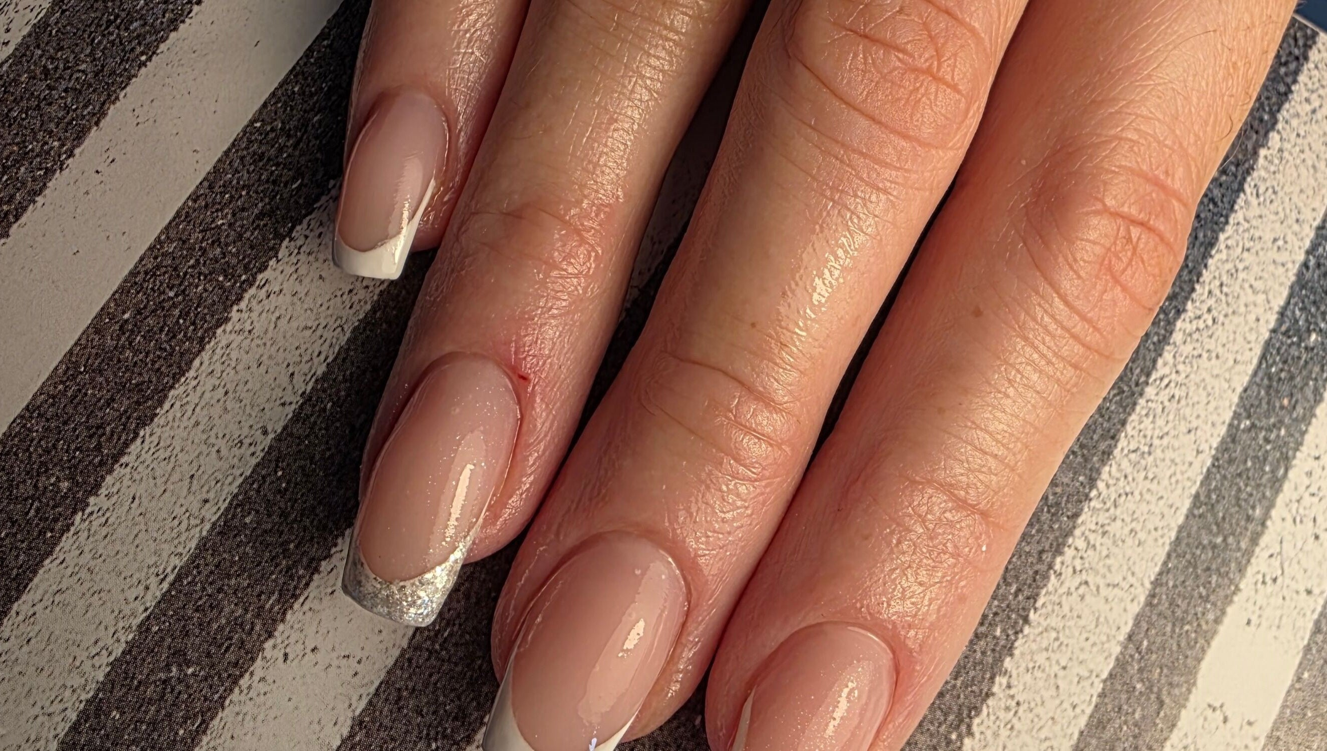 Francuska manikura na rukama u IL BEAUTY - Ivana Lokmer, Ljubuški, Federacija Bosne I Hercegovine, BA.