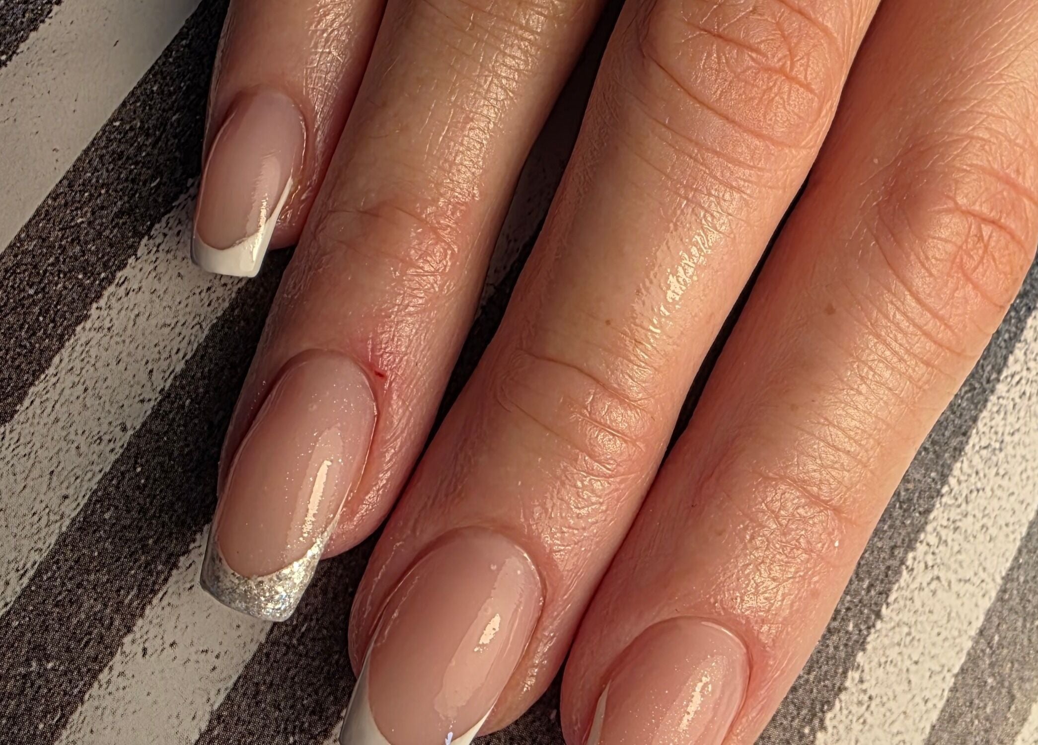 Francuska manikura na rukama u IL BEAUTY - Ivana Lokmer, Ljubuški, Federacija Bosne I Hercegovine, BA.