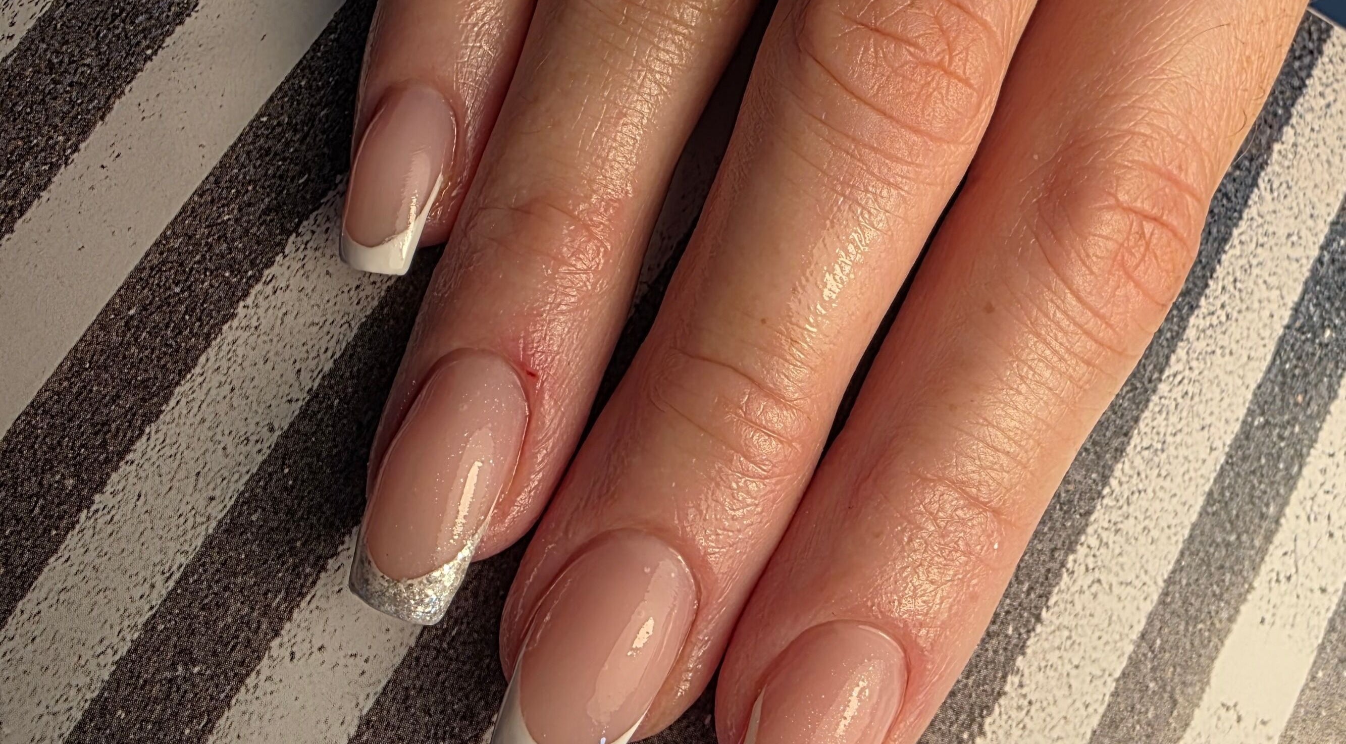 Francuska manikura na rukama u IL BEAUTY - Ivana Lokmer, Ljubuški, Federacija Bosne I Hercegovine, BA.