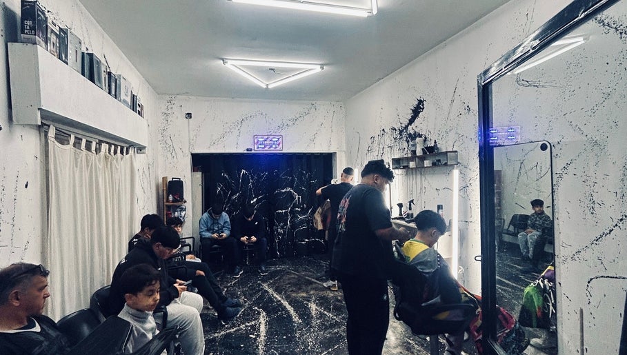 Interior de Barberflow1.0, barbería moderna en Rosario, Santa Fe, AR, con clientes esperando.