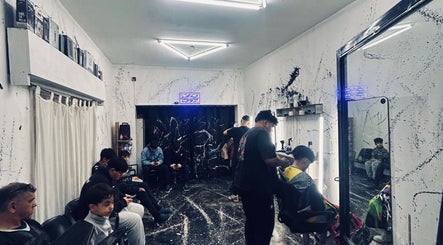 Interior de Barberflow1.0, barbería moderna en Rosario, Santa Fe, AR, con clientes esperando.