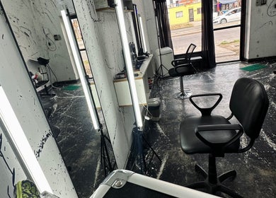 Interior moderno de Barberflow1.0, silla e iluminación única, en Rosario, Santa Fe, AR.