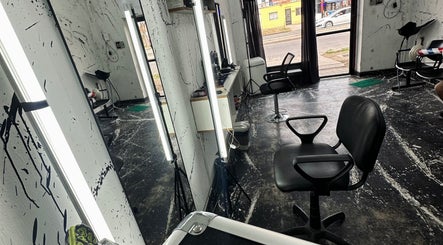Interior moderno de Barberflow1.0, silla e iluminación única, en Rosario, Santa Fe, AR.