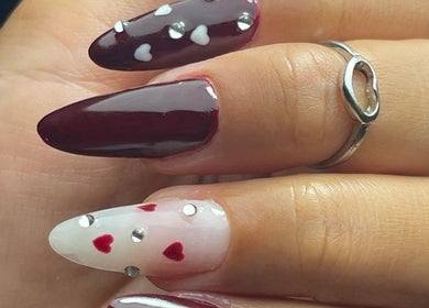 Unhas decoradas com corações no Hellen Christina Studio, Caldas Da Rainha, Leiria, PT.