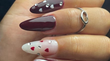 Unhas decoradas com corações no Hellen Christina Studio, Caldas Da Rainha, Leiria, PT.