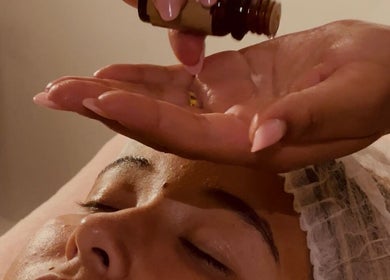 Tratamento facial com óleos essenciais em Hellen Christina Studio, Caldas Da Rainha, Leiria, PT.
