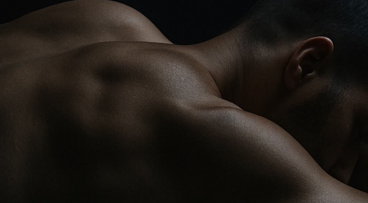 Espalda masculina relajada en Sileo Experiencia Sensorial, Ciudad De México, Ciudad De México, MX.