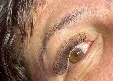 Extension des cils réalisée chez LA TOUCHE SAÏA, Baie-mahault, Basse-terre, GP, mettant en avant un œil magnifié.