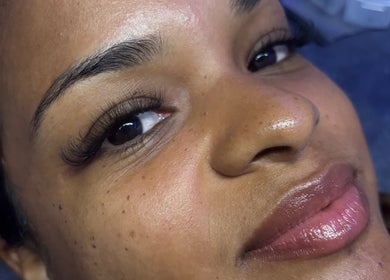 Femme avec cils volumineux chez LA TOUCHE SAÏA, Baie-mahault, Basse-terre, GP.