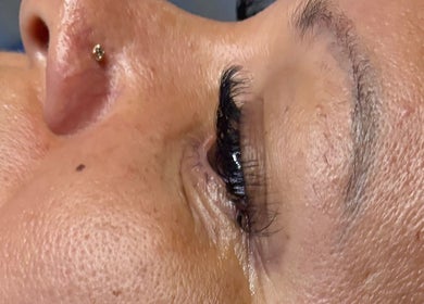 Extension de cils à LA TOUCHE SAÏA, Baie-mahault, Basse-terre, GP. Zoom sur un visage détendu.