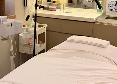 Calm treatment room at NA Clinic, Bali, Bali, ID, showcasing a comfortable spa bed and professional equipment.