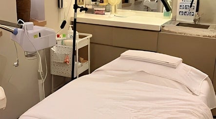 Calm treatment room at NA Clinic, Bali, Bali, ID, showcasing a comfortable spa bed and professional equipment.