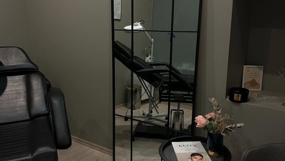 Modern beauty treatment room at Paugurinja.beauty, Rīga, LV, featuring a black chair and elegant decor.
