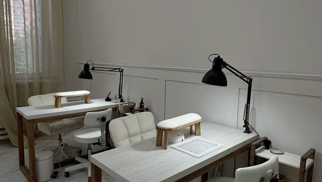 Маникюрный стол в салоне Tatev Hambardzumyan, Yerevan, Yerevan, AM. Светлая и современная обстановка.