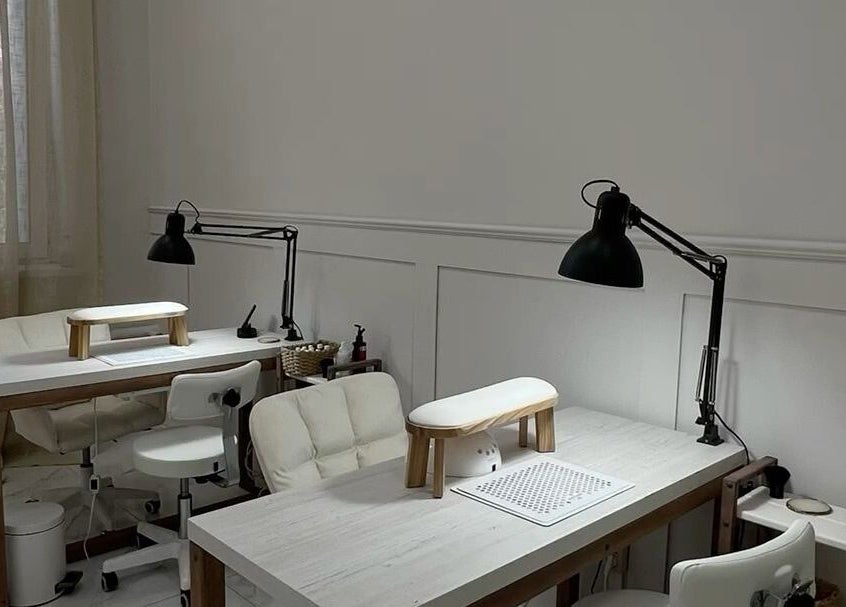 Маникюрный стол в салоне Tatev Hambardzumyan, Yerevan, Yerevan, AM. Светлая и современная обстановка.