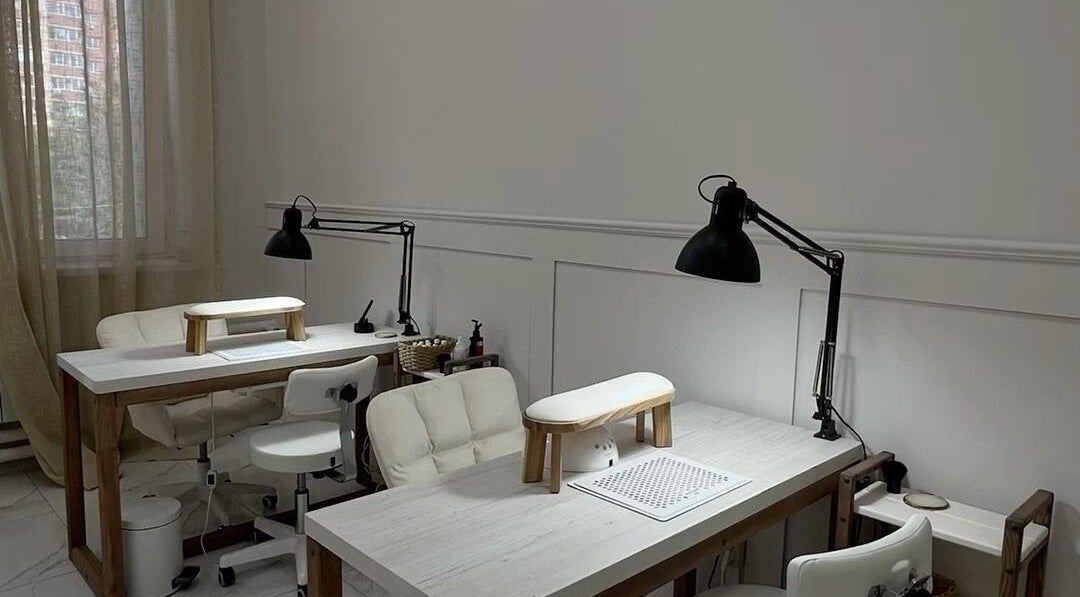 Маникюрный стол в салоне Tatev Hambardzumyan, Yerevan, Yerevan, AM. Светлая и современная обстановка.