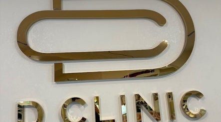 Gouden logo van DC Clinic bij Sonme Brows, Dubai, Dubai, AE, weerspiegelt een luxe uitstraling.