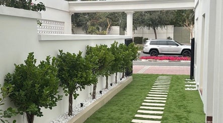 Stijlvolle groene entree bij Sonme Brows, Dubai, Dubai, AE. Perfect voor ontspanning en welzijn.