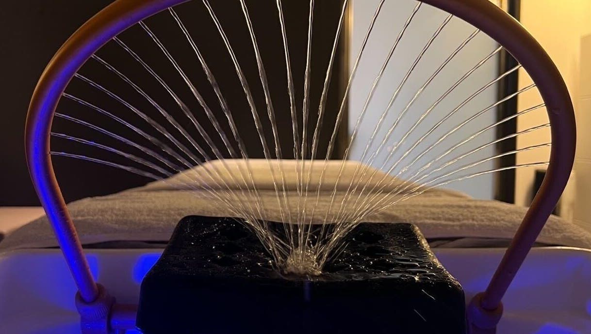 Arco de hidroterapia en The SALON, Manresa, Catalunya, ES, que ofrece una experiencia de relajación suprema.