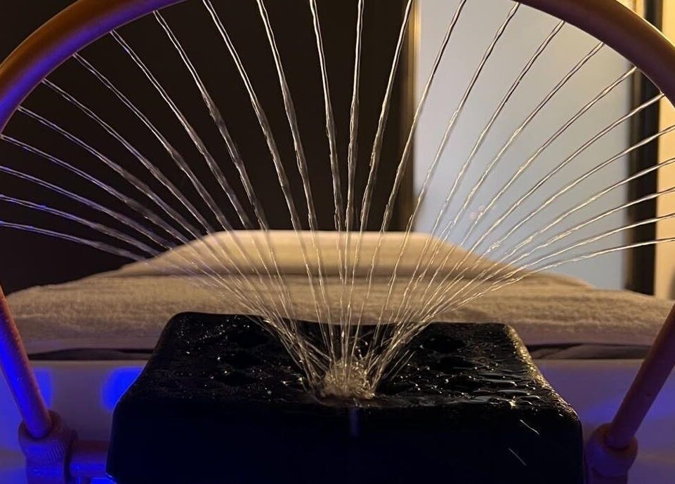 Arco de hidroterapia en The SALON, Manresa, Catalunya, ES, que ofrece una experiencia de relajación suprema.